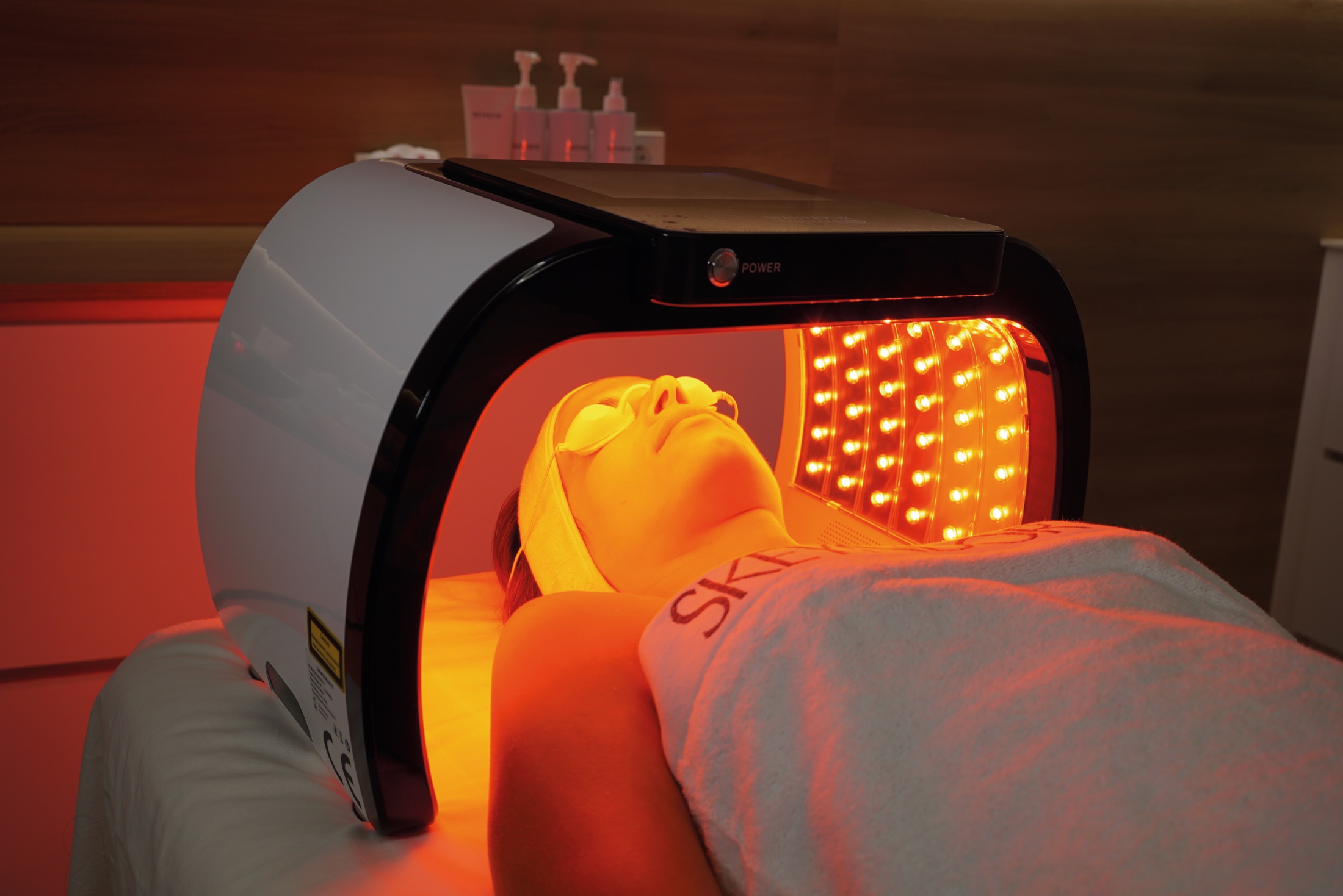 The DermaLED Xpert in use — red light phase of a CLEARIST CTX treatment